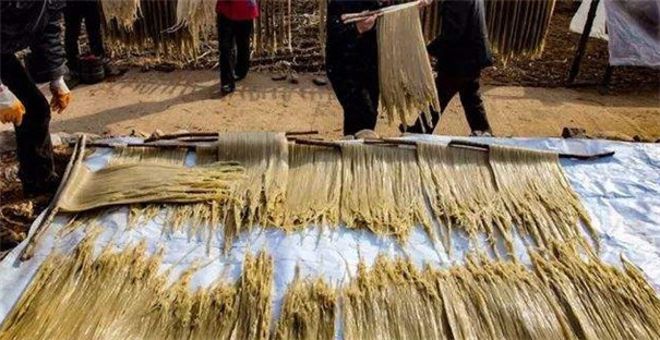 小成本紅薯粉條機(jī)加工不帶烘干,用這種干燥方法要注意哪些地方? 小成本紅薯粉條機(jī)加工不帶烘干,用這種干燥方法要注意哪些地方?