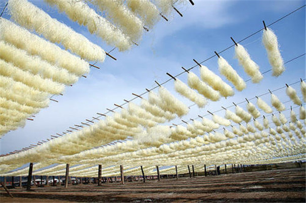 小成本紅薯粉條機(jī)加工不帶烘干,用這種干燥方法要注意哪些地方? 小成本紅薯粉條機(jī)加工不帶烘干,用這種干燥方法要注意哪些地方?