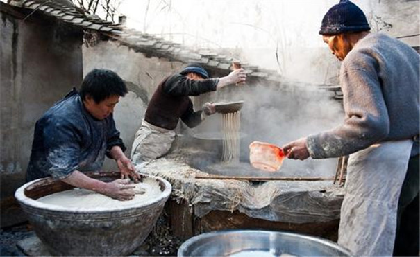  小型粉條加工用哪種設備比較好？漏瓢式粉條機加工有要求